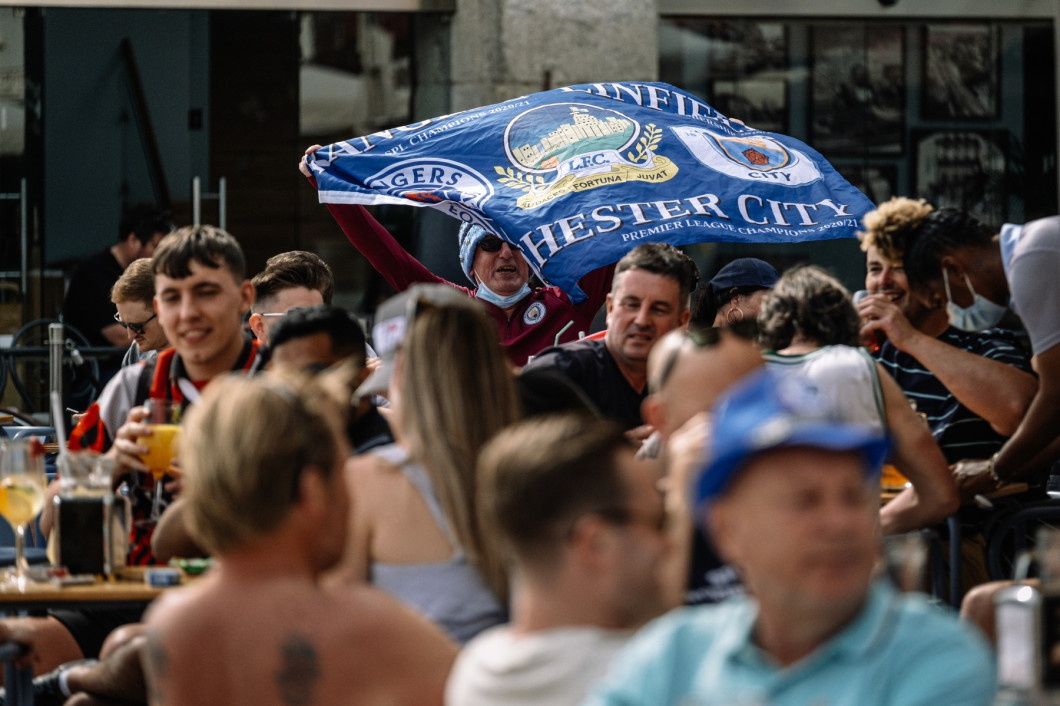 English fans scattered through the streets of downtown Porto
