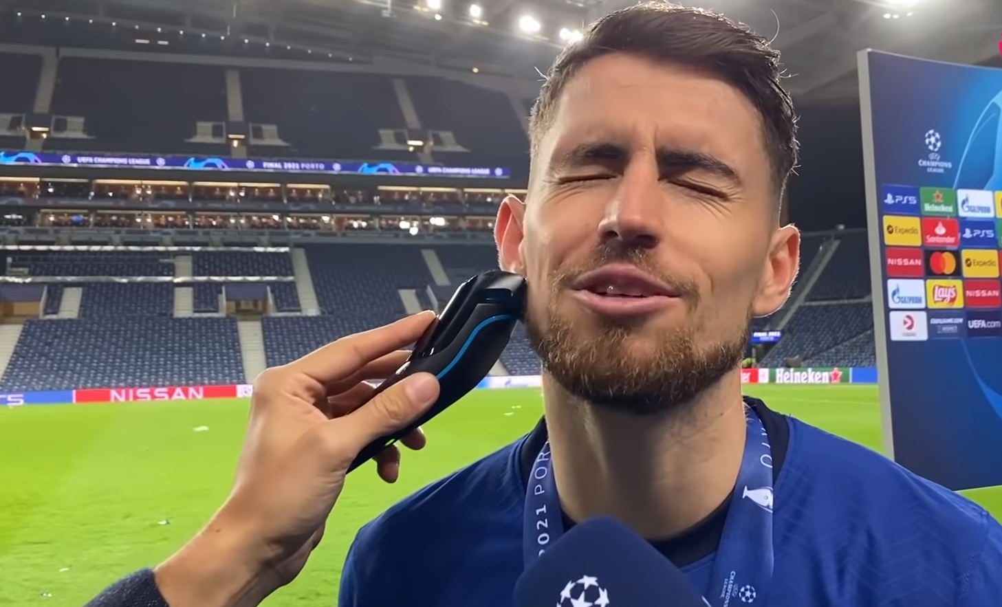 Jorginho, sufletul petrecerii la Chelsea! S-a lăsat bărbierit de un jurnalist și a rămas ultimul pe Dragao