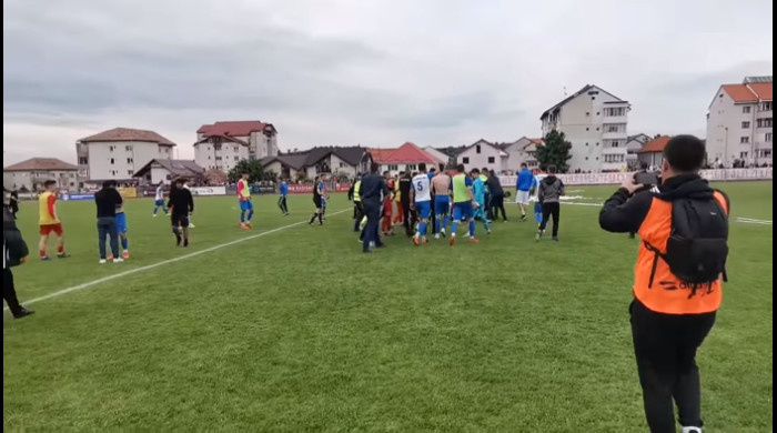 Bătaie generală după meciul SCM Zalău - Unirea Dej 1-1 / Foto: YouTube @Ziarul de Sălaj