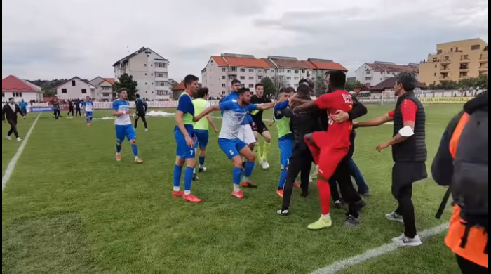 Bătaie generală după meciul SCM Zalău - Unirea Dej 1-1 / Foto: YouTube @Ziarul de Sălaj