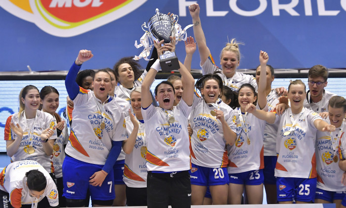 Galerie Foto Csm București A Sărbătorit Caștigarea Titlului Cristina Neagu A Ridicat Trofeul