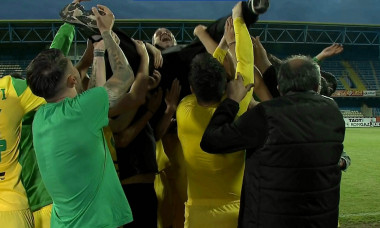 Alexandru Pelici, purtat pe brațe de jucători după obținerea promovării / Foto: Captură Digi Sport