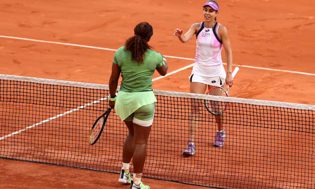 Serena Williams și Mihaela Buzărnescu, la finalul confruntării directe de la Roland Garros / Foto: Getty Images