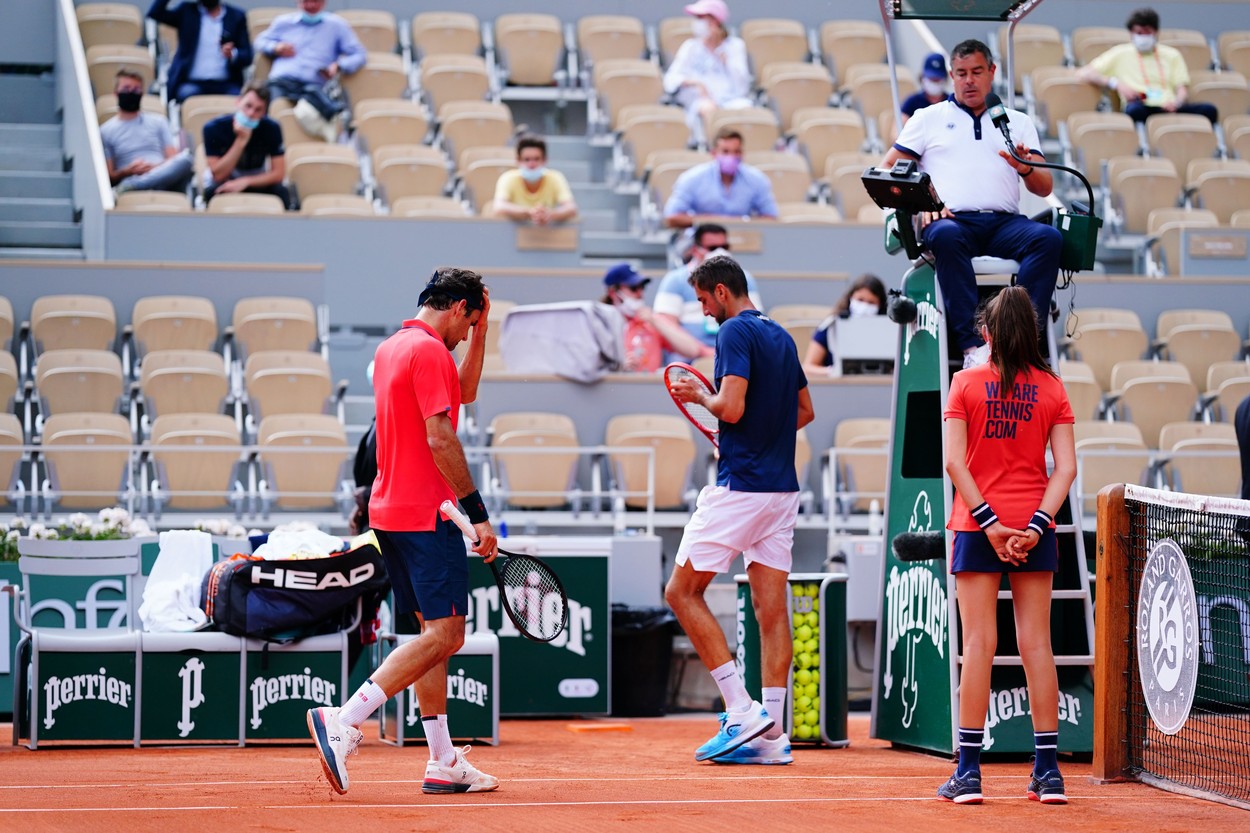 Asculţi sau vorbeşti? / E prima oară când mi se întâmplă asta! Federer explică scenele fără precedent de la Roland Garros