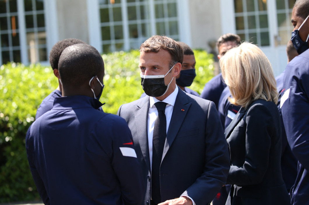 A quelques jours du coup d'envoi du championnat d'Europe de football, le président de la République française, Emmanuel Macron, et sa femme la Premičre Dame Brigitte Macron rencontrent les joueurs de l'équipe de France ŕ Clairefontaine