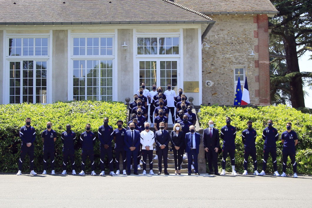 A quelques jours du coup d'envoi du championnat d'Europe de football, le président de la République française, Emmanuel Macron, et sa femme la Premičre Dame Brigitte Macron rencontrent les joueurs de l'équipe de France ŕ Clairefontaine