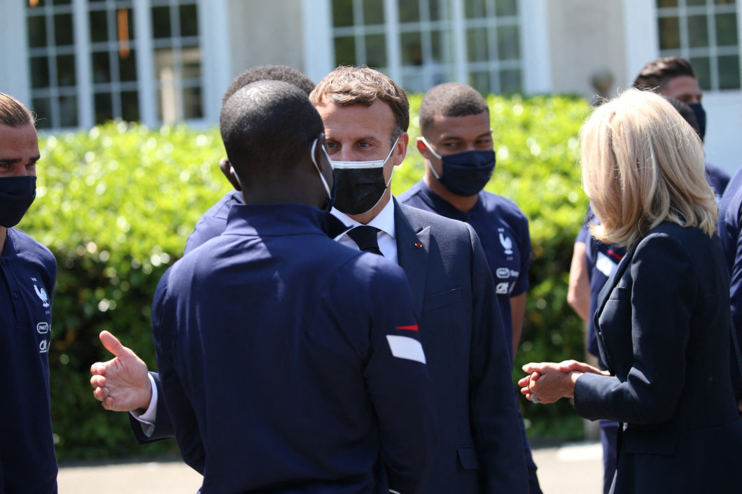 A quelques jours du coup d'envoi du championnat d'Europe de football, le président de la République française, Emmanuel Macron, et sa femme la Premičre Dame Brigitte Macron rencontrent les joueurs de l'équipe de France ŕ Clairefontaine