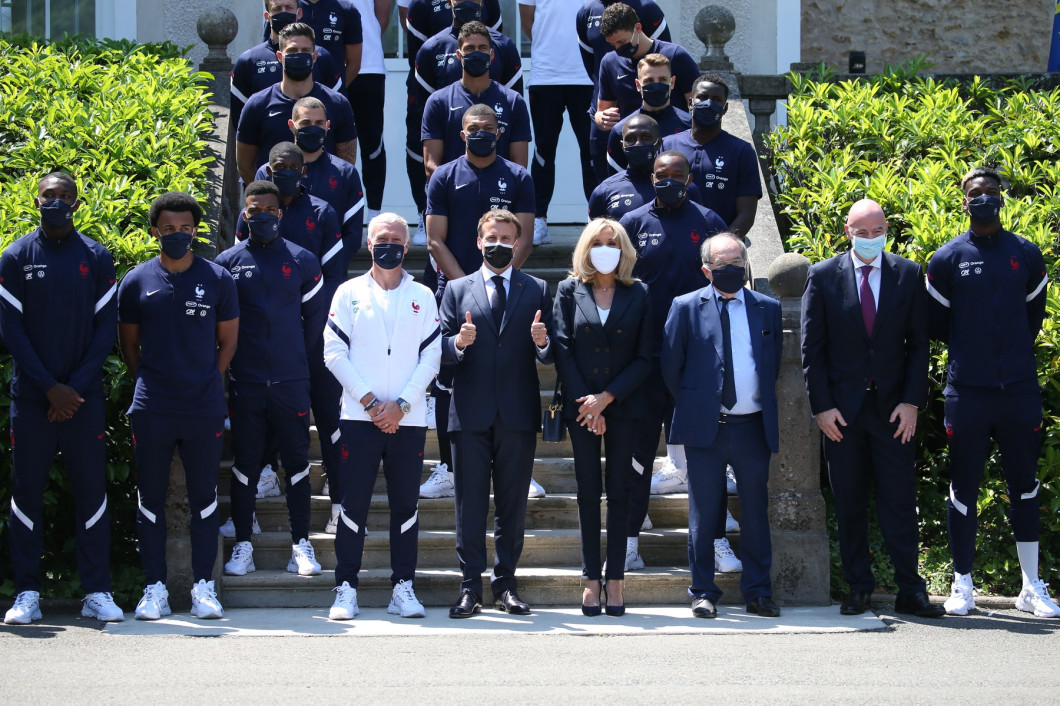 A quelques jours du coup d'envoi du championnat d'Europe de football, le président de la République française, Emmanuel Macron, et sa femme la Premičre Dame Brigitte Macron rencontrent les joueurs de l'équipe de France ŕ Clairefontaine