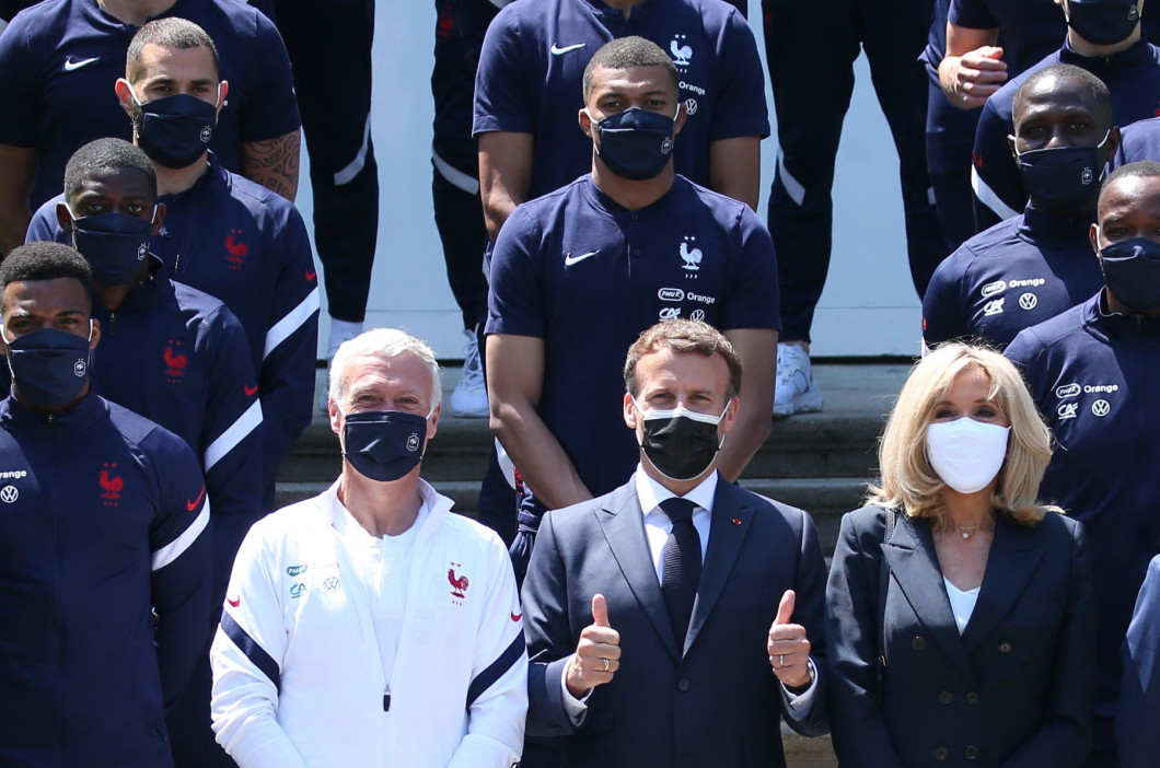 A quelques jours du coup d'envoi du championnat d'Europe de football, le président de la République française, Emmanuel Macron, et sa femme la Premičre Dame Brigitte Macron rencontrent les joueurs de l'équipe de France ŕ Clairefontaine