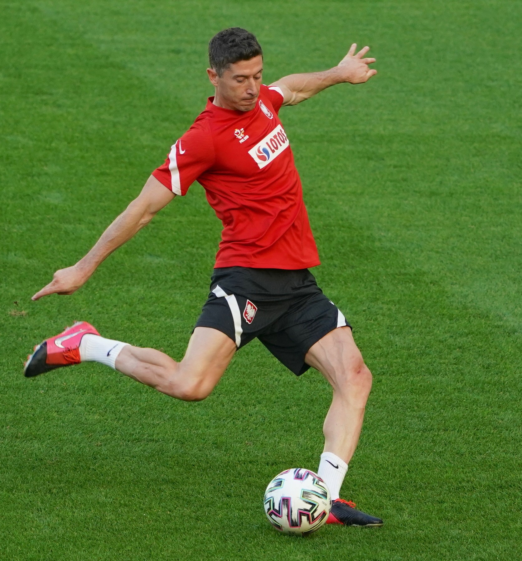 Momentul surprins de camerele TV! Ce a făcut Robert Lewandowski la antrenamentele Poloniei pentru EURO 2020