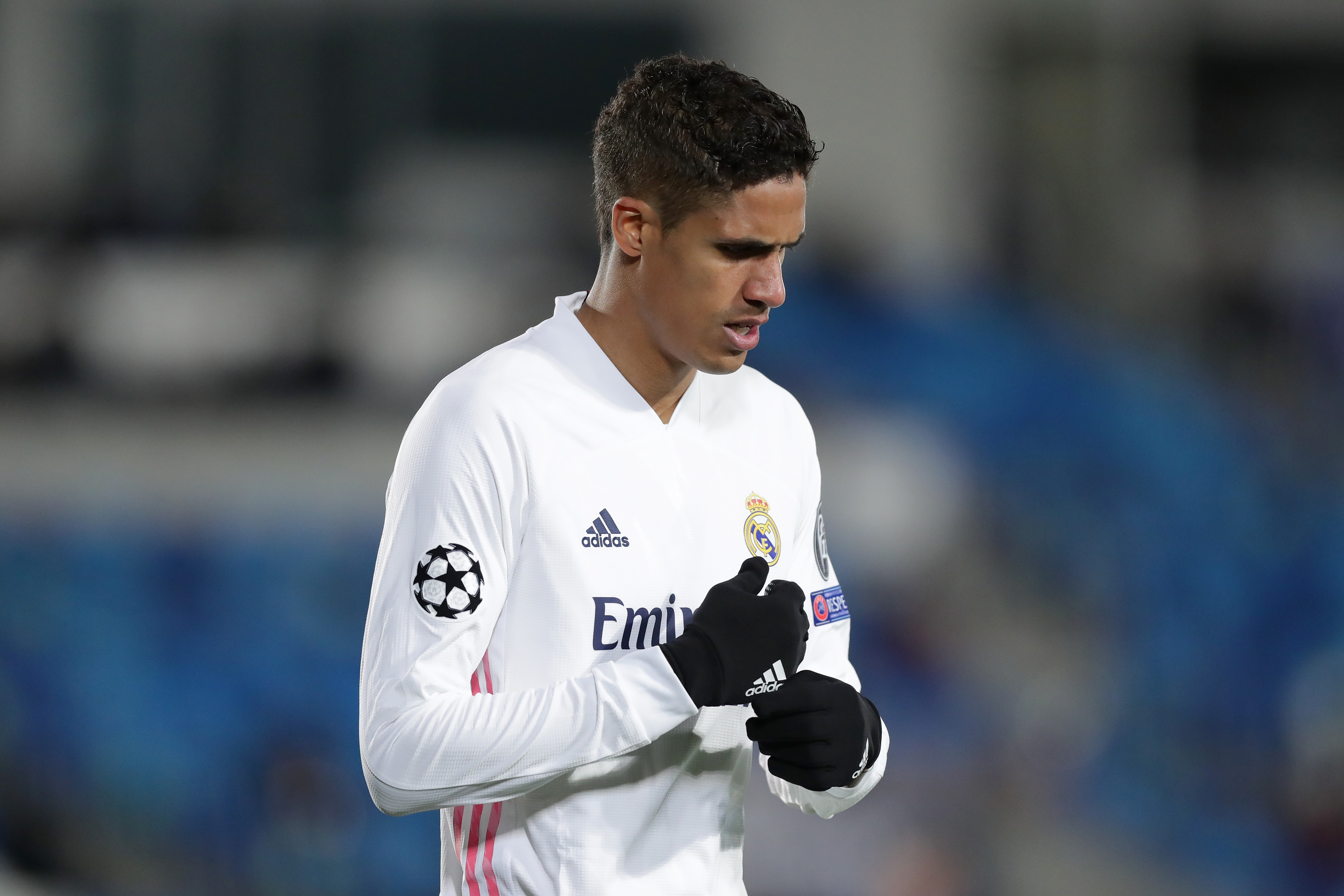 De ce ezită Varane să semneze cu Manchester United. L-a sunat Tuchel. Altă echipă a intrat pe fir