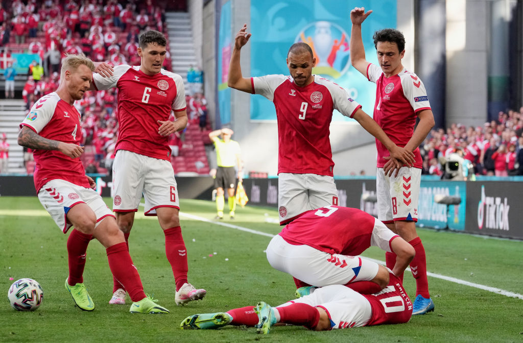 EURO 2020 Panică la Copenhaga | Christian Eriksen și-a pierdut cunoștința pe teren. A fost nevoie de defibrilator
