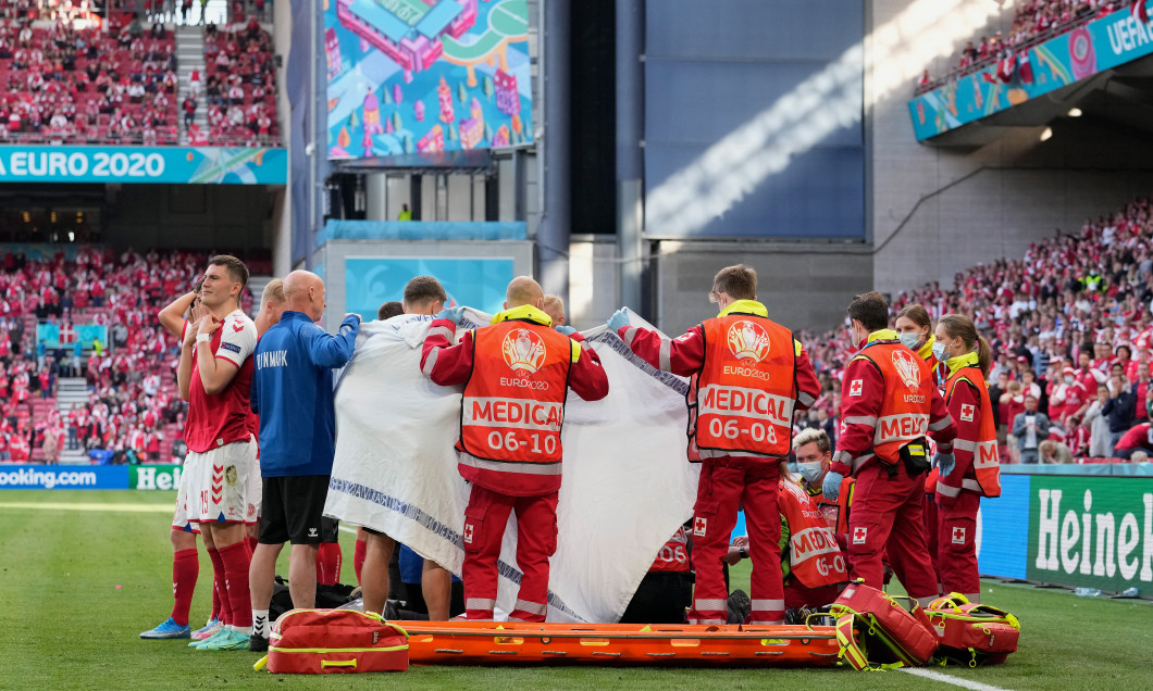 Intervenția medicilor, în timpul meciului Danemarca - Finlanda de la EURO 2020 / Foto: Getty Images