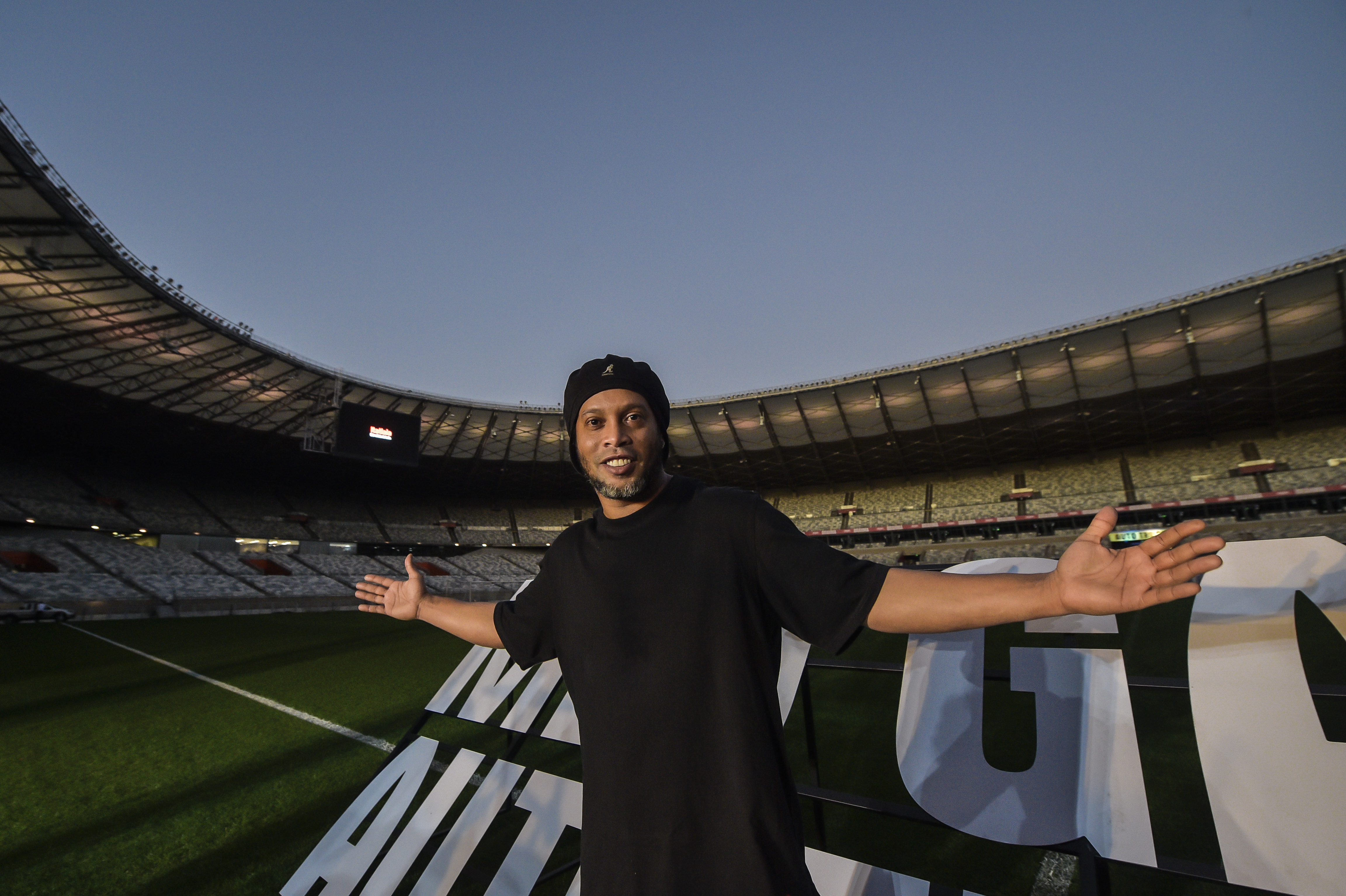 A făcut-o și pe asta! Ronaldinho s-a lansat în muzică în mod oficial. Avea deja câteva piese