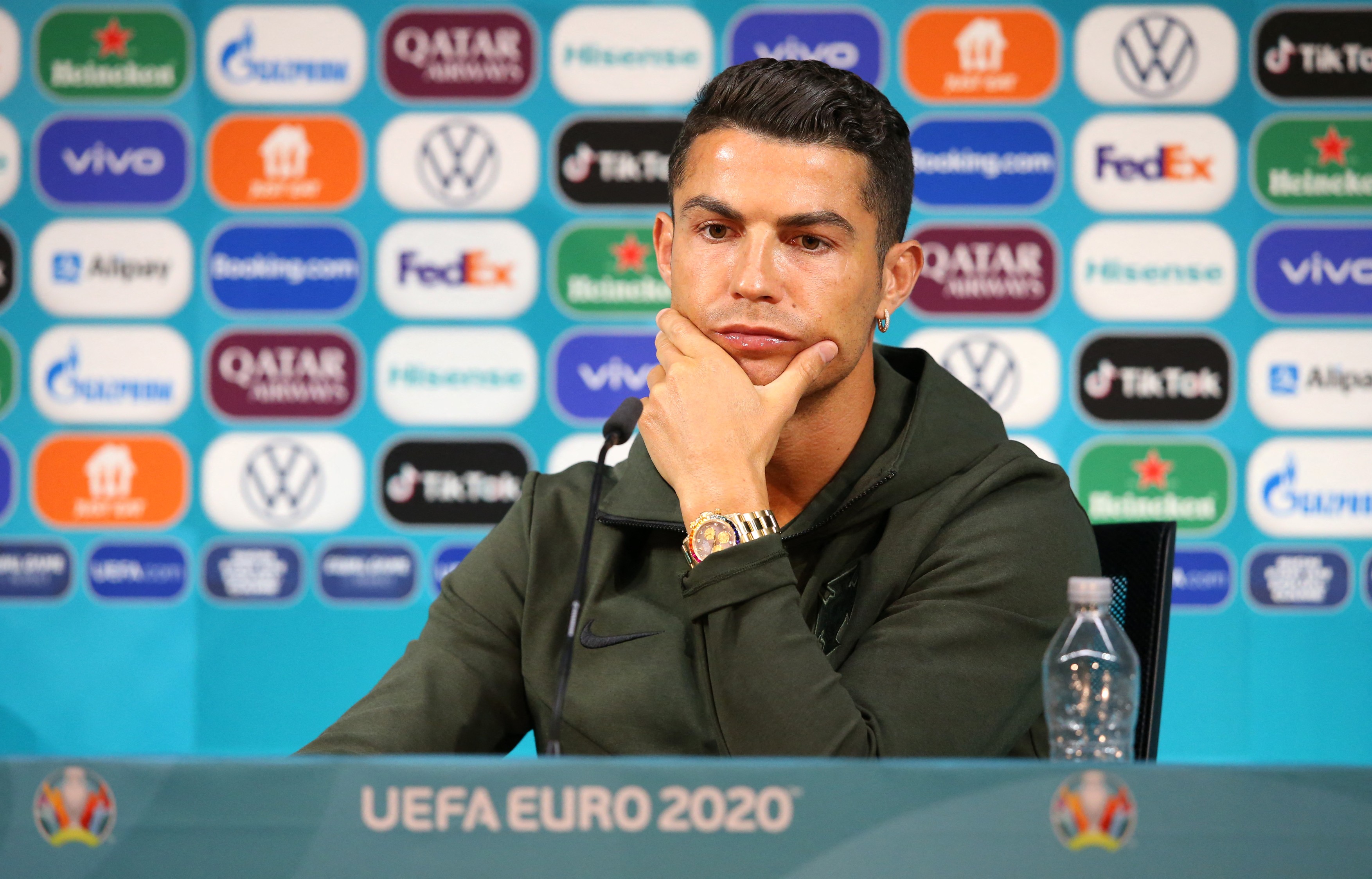 Răspunsul colosului căruia Ronaldo i-a provocat pierderi de 4 miliarde € după gestul făcut + imaginile cu CR7 scoase de la naftalină