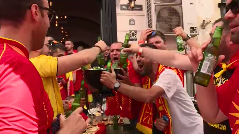 Show în Centrul Vechi! Suporterii au făcut spectacol înainte de Ucraina - Macedonia de Nord, de la EURO 2020