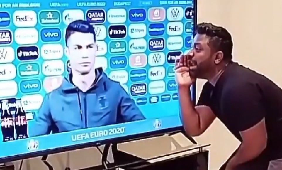 Cea mai tare parodie, după gestul lui Cristiano Ronaldo, care a făcut vâlvă pe mapamond. ”Dă-mi mie sticlele!”