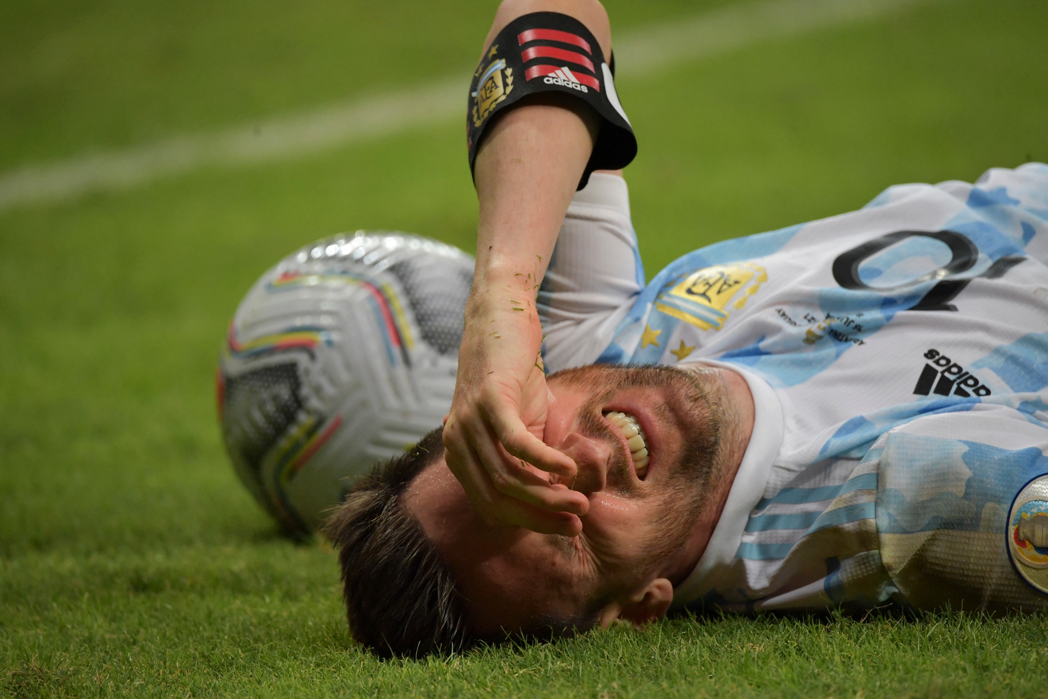 "Pleacă de aici!". Imaginile virale cu Leo Messi, care a refuzat îngrijirile medicilor la Copa America