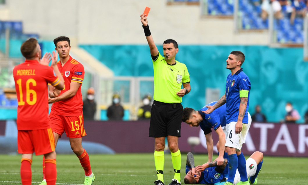 Ovidiu Hațegan, în meciul Italia - Țara Galilor / Foto: Getty Images