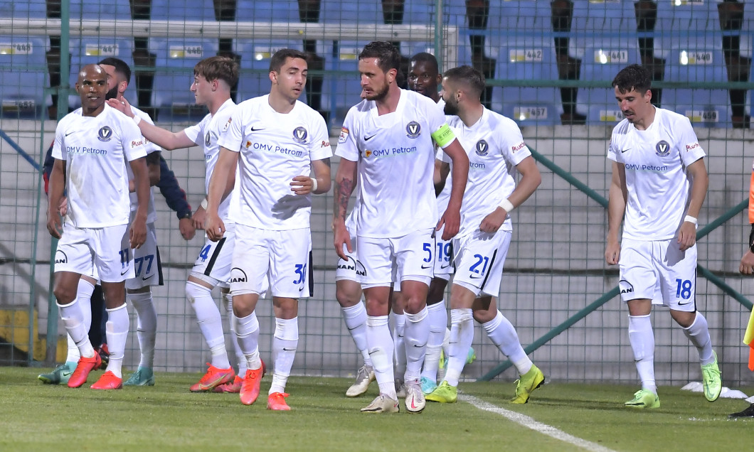 Răzvan Grădinaru, alături de jucătorii de la Viitorul în meciul cu Chindia / Foto: Sport Pictures