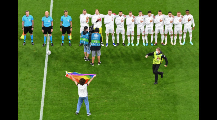 Un suporter a pătruns pe teren și a flutural drapelul LGBT în fața reprezentivei maghiare / Foto: Profimedia
