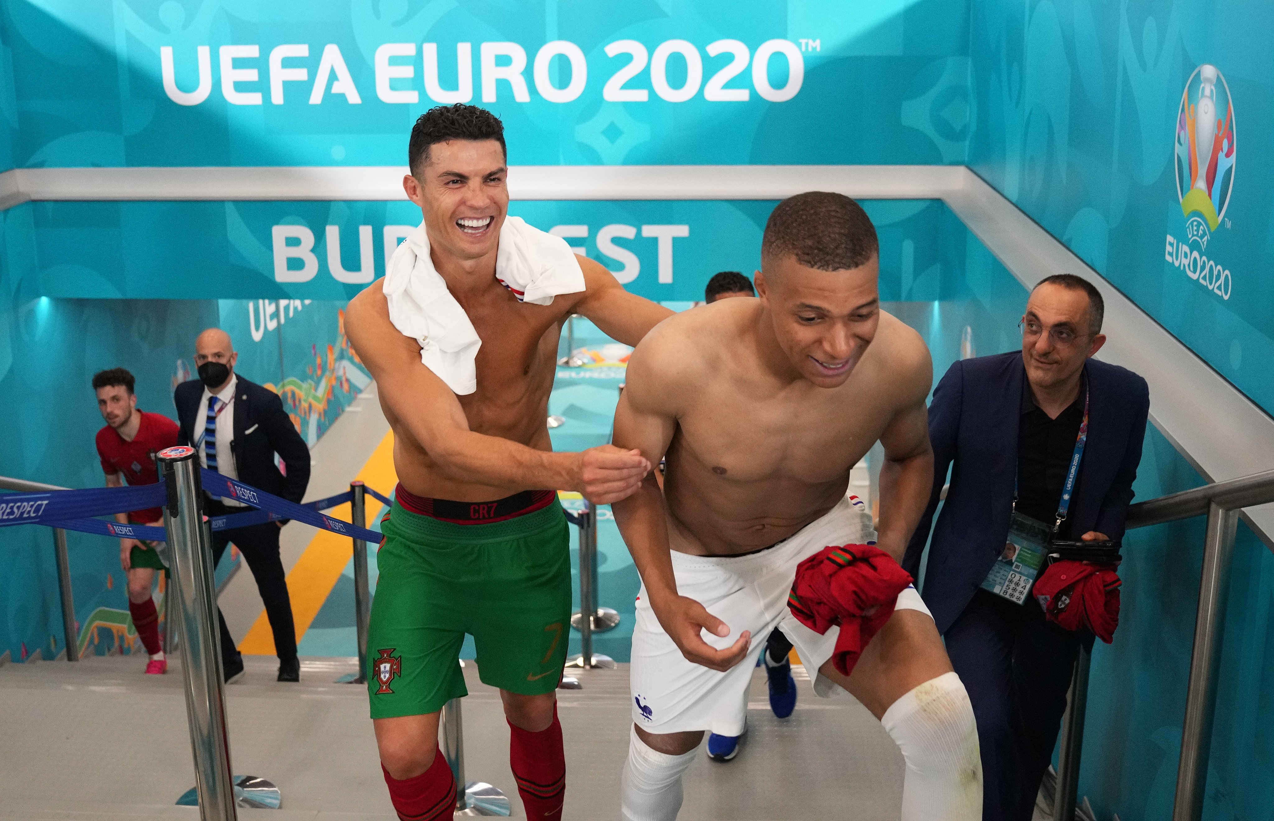 Ronaldo, Benzema și Mbappe, lecție de fair-play pentru întreaga lume. Imagini memorabile după Portugalia - Franța 2-2