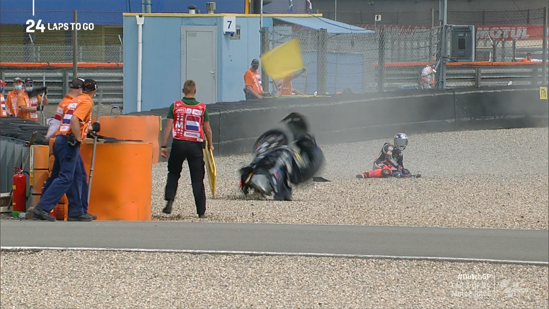Accident urât în Moto2! Motocicleta s-a învârtit în aer pentru câteva momente