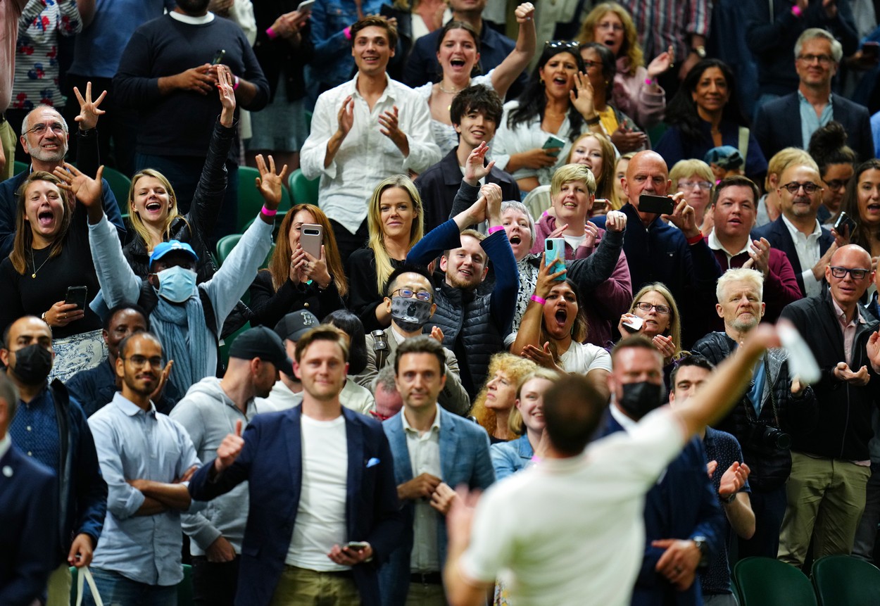 Andy Murray s-a calificat cu emoții în turul doi la Wimbledon, după ce a condus cu 2-0 la seturi și 5-0 în actul al treilea