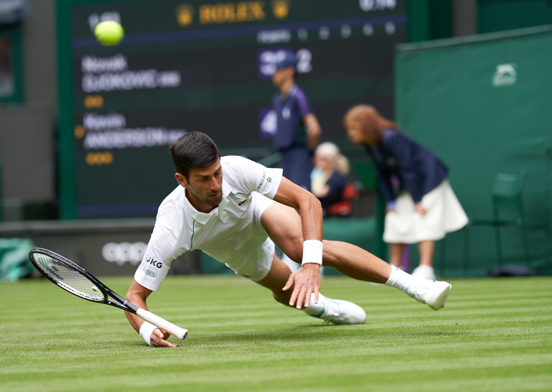 Novak Djokovic s-a calificat în turul trei la Wimbledon! Sârbul a avut parte de un meci plin de căzături