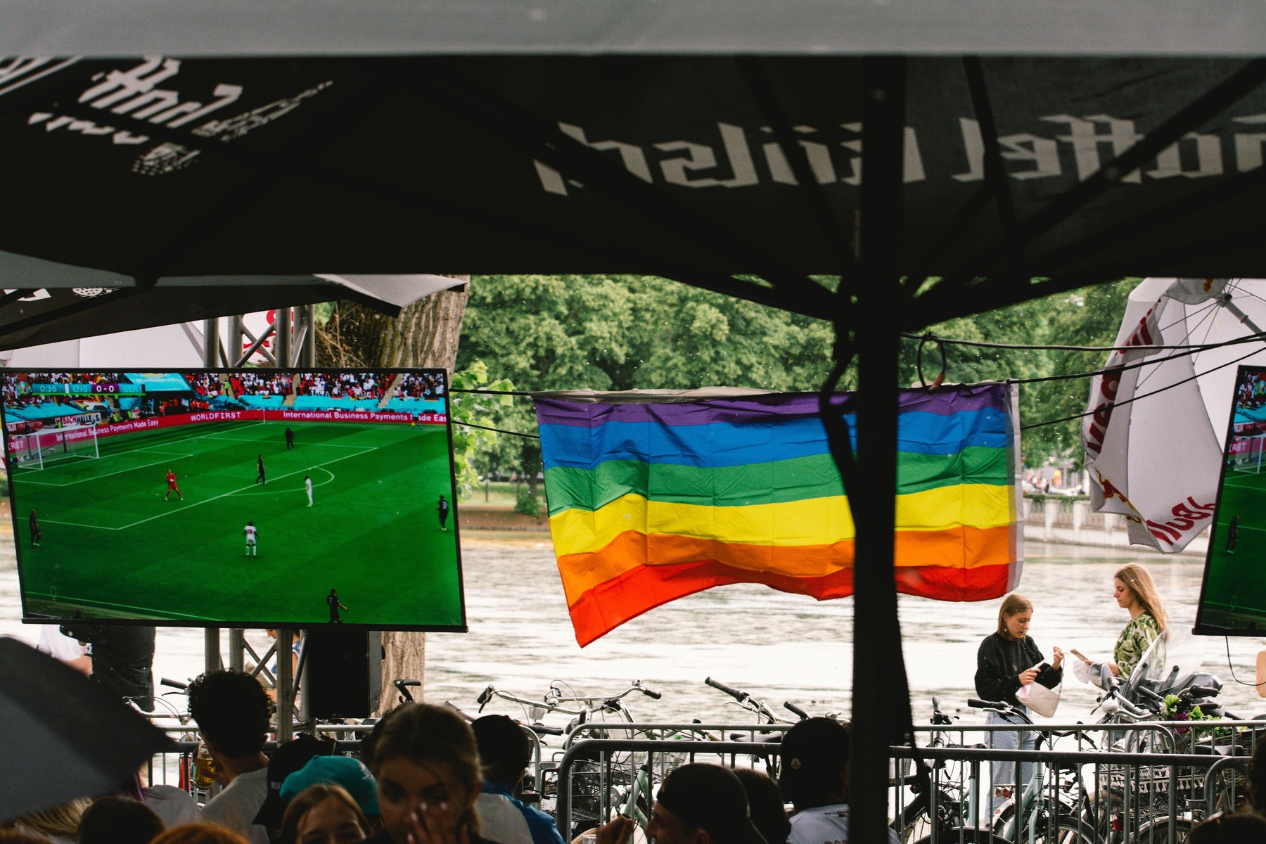Continuă polemica la EURO 2020. UEFA le-a cerut sponsorilor să nu afișeze bannere în culorile curcubeului