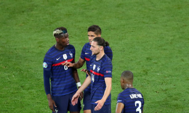 Paul Pogba și Adrien Rabiot, despărțiți de Raphael Varane în timpul meciului Franța - Elveția de la EURO 2020 / Foto: Profimedia