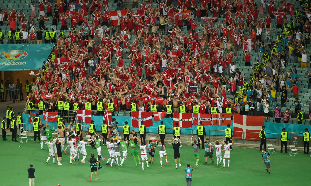 Fotbaliștii Danemarcei, alături de suporteri după victoria cu Cehia de la EURO 2020 / Foto: Getty Images