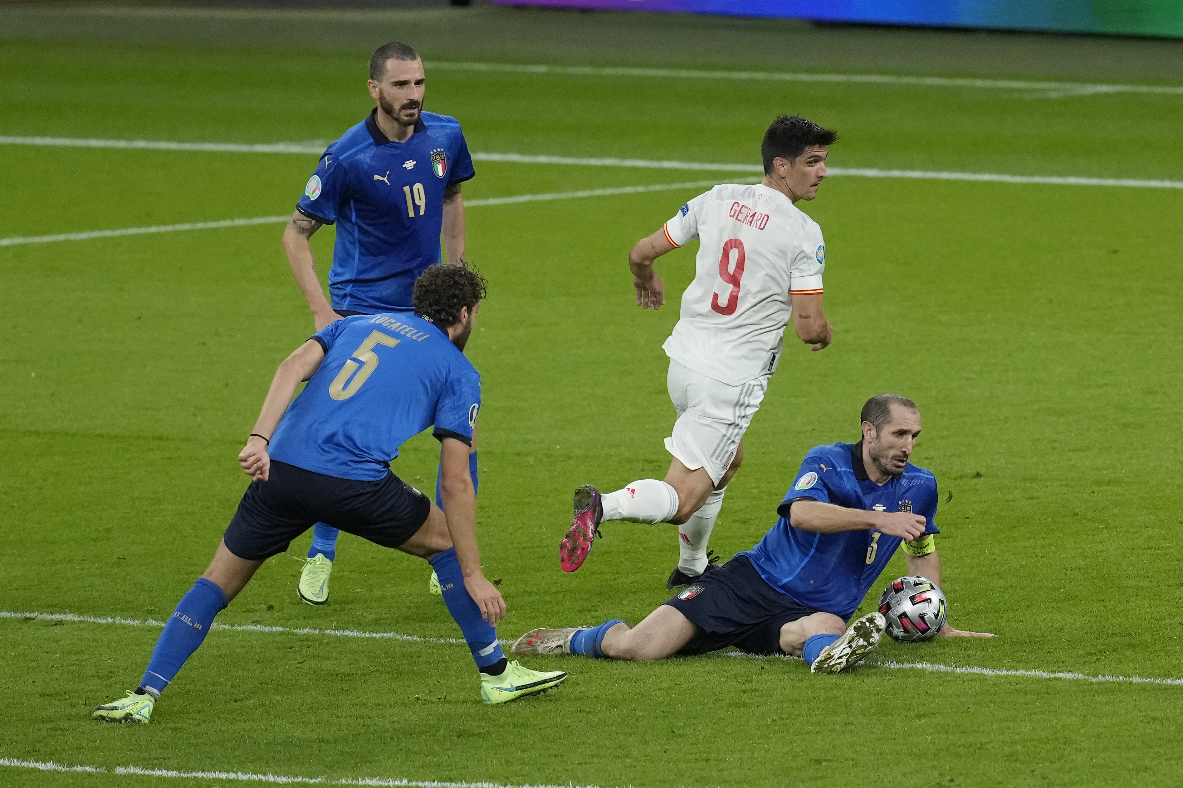 Chiellini a oprit mingea cu mâna în careu, iar toți spaniolii au cerut penalty. Ce spune regulamentul