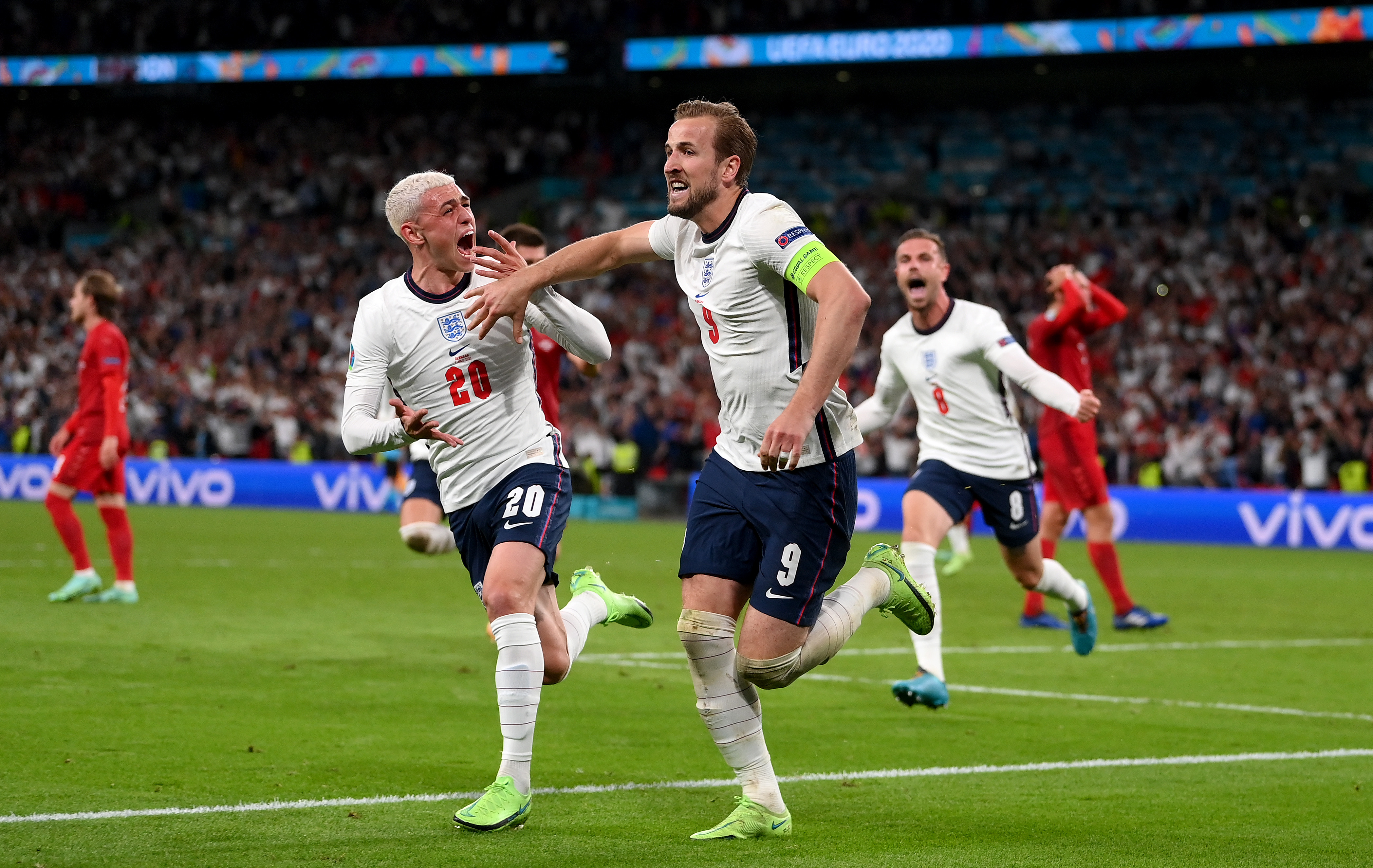 Anglia - Danemarca 2-1, în semifinalele EURO 2020. Harry Kane înscrie după ce Schmeichel a apărat penalty-ul