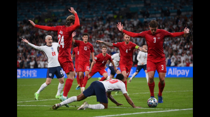 Momentul în care Raheem Sterling obține penalty în Anglia - Danemarca 2-1, la EURO 2020 / Foto: Profimedia