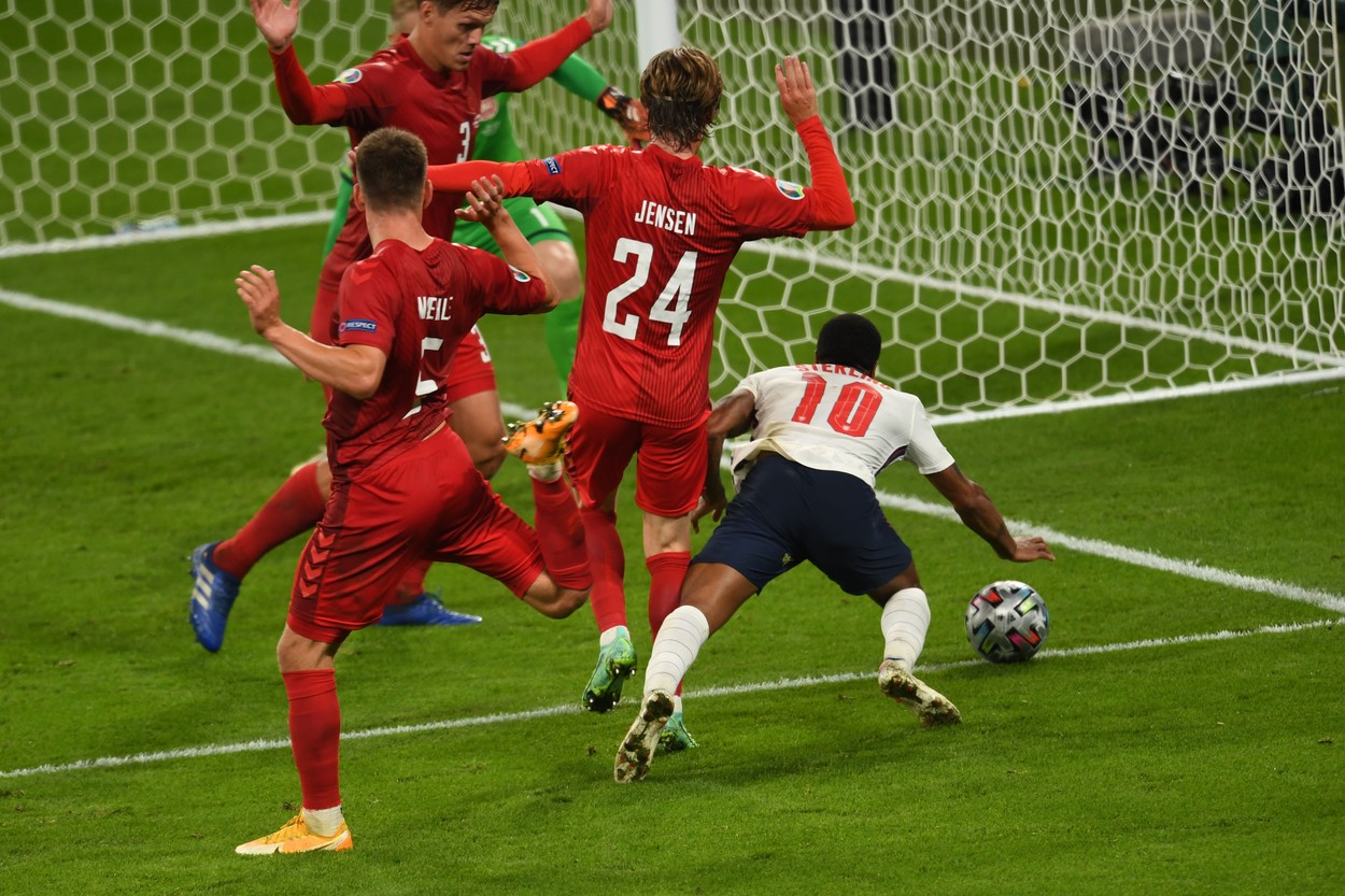 Cel mai controversat moment de la EURO 2020 în imagini și ce spune Sterling după ce a fost acuzat de simulare grosolană