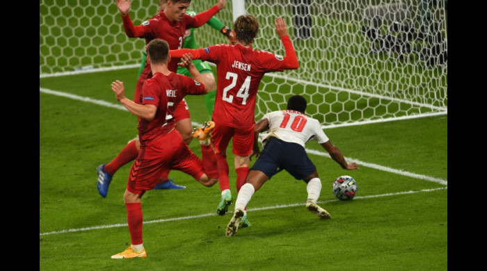 Momentul în care Raheem Sterling obține penalty în Anglia - Danemarca 2-1, la EURO 2020 / Foto: Profimedia
