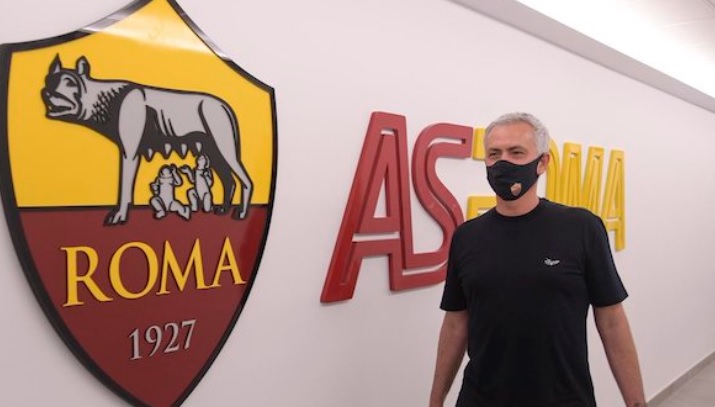 Jose Mourinho, aşa cum nu l-aţi mai văzut. A mâncat pizza în tren după Salernitana - Roma 0-4