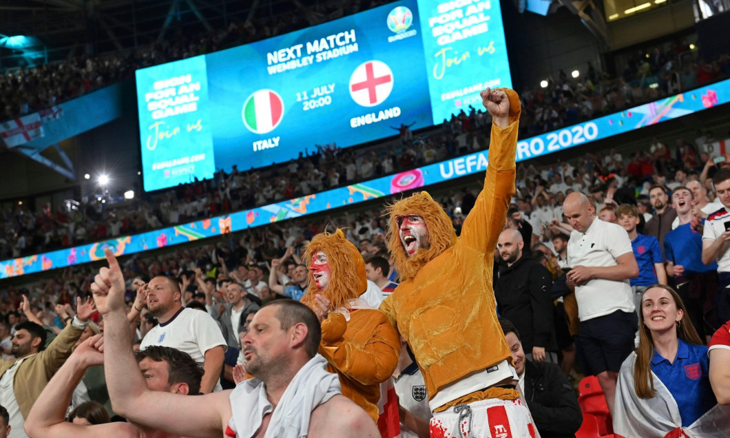 English fans, football fans without a gap and face mask, mask. jubilation, joy, enthusiasm, semi-final, game M50, England (ENG) - Denmark (DEN) 2-1 nV on 07.07.2021 in London/Wembley Stadium. Football EM 2020 from 06/11/2021 to 07/11/2021.