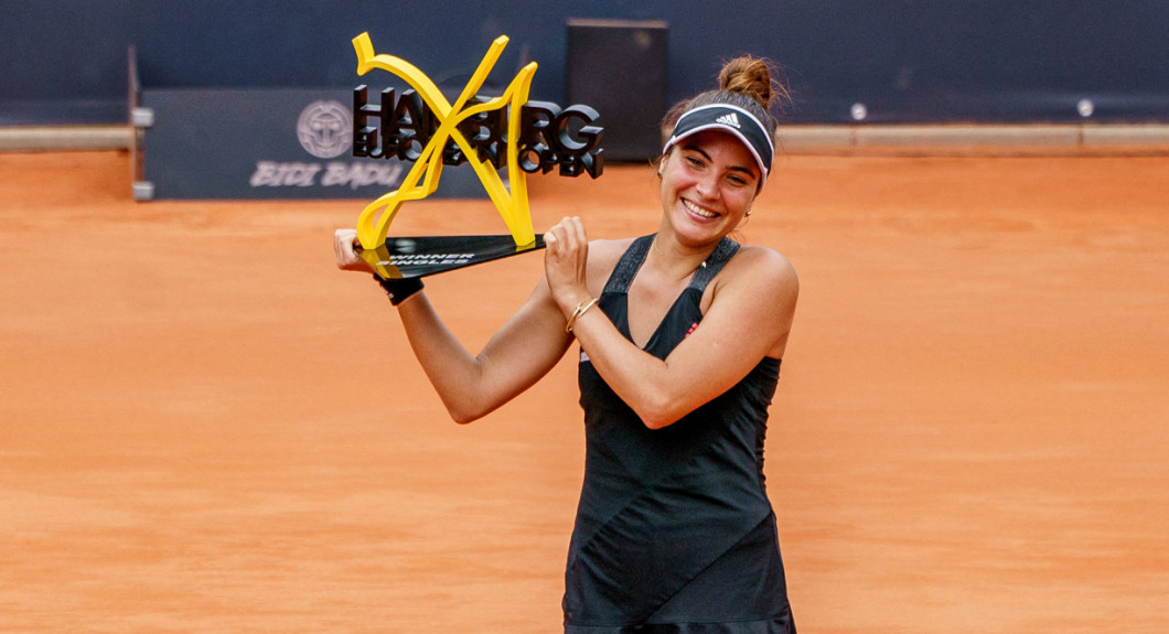 Gabriela Ruse, alături de trofeul cucerit la Hamburg / Foto: Profimedia
