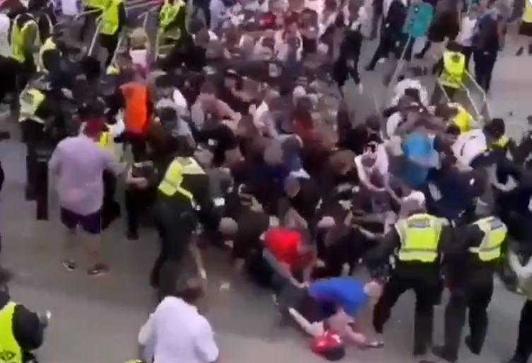 Haos înaintea finalei EURO 2020: bătaie între stewarzi și suporterii care au vrut să intre fără bilete pe ”Wembley”