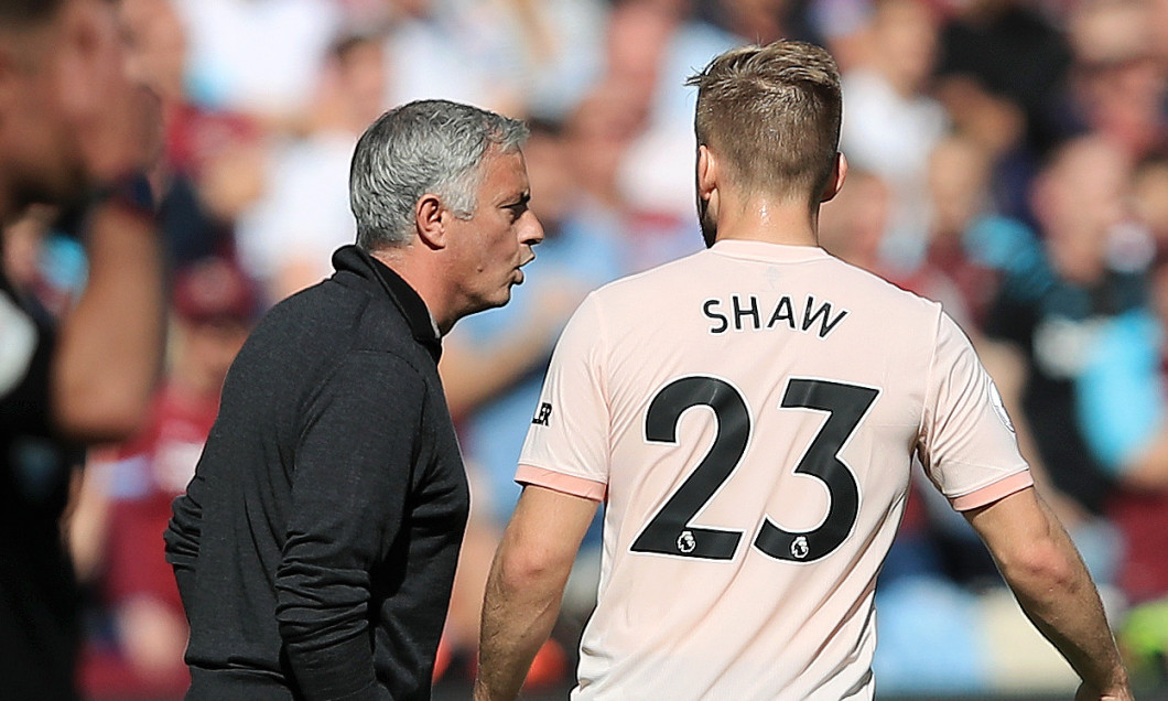 Jose Mourinho și Luke Shaw, în timpul unui meci Manchester United - West Ham United / Foto: Getty Images
