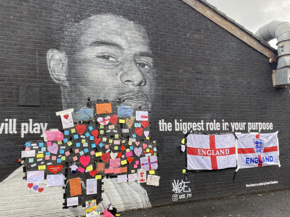 Muralul lui Marcus Rashford, cu mesaje de susținere / Foto: Profimedia
