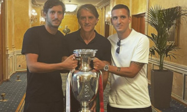 Filippo, Roberto și Andrea Mancini, cu trofeul EURO 2020 / Foto: Instagram@manciojr_