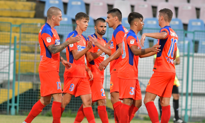 Fotbaliștii de la FCSB, în meciul amical cu FC Buzău / Foto: Sport Pictures