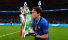 Federico Chiesa, cu trofeul Campionatului European / Foto: Getty Images