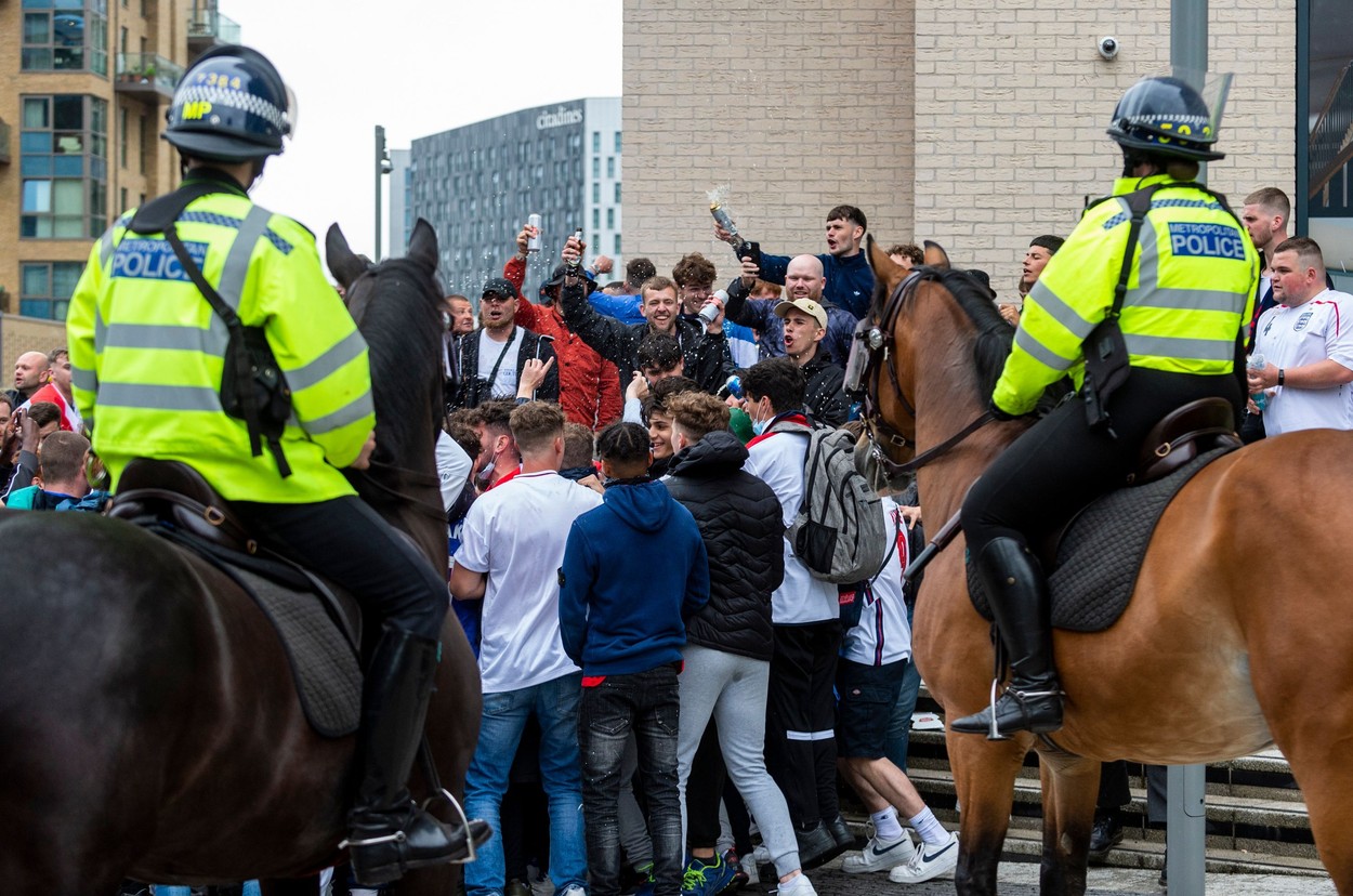 200.000 de oameni s-au înghesuit în jurul Stadionului Wembley. Aşa s-a ajuns la scene de violenţe