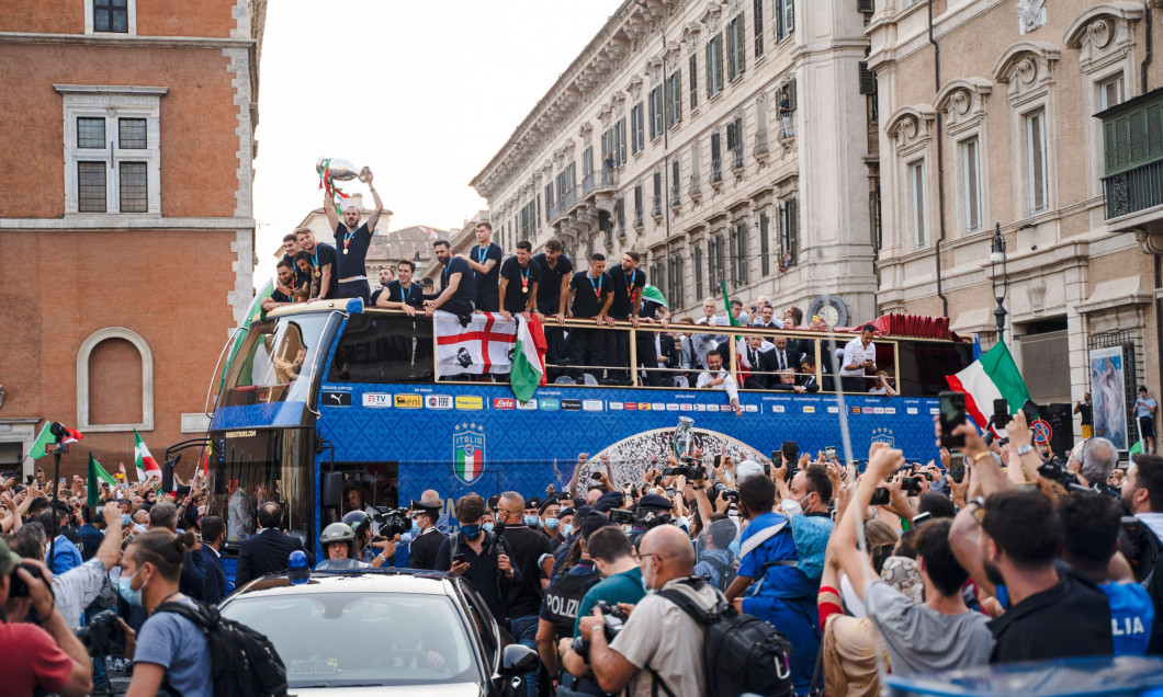 ROME, ITALY - JULY 12, 2021. The footballers of the Italian national team celebrate the victory at Euro 2020 by exhibiting the European Cup from an open bus with a tour in the center of Rome. Credit: Andrea Petinari/Medialys Images/Alamy Live News