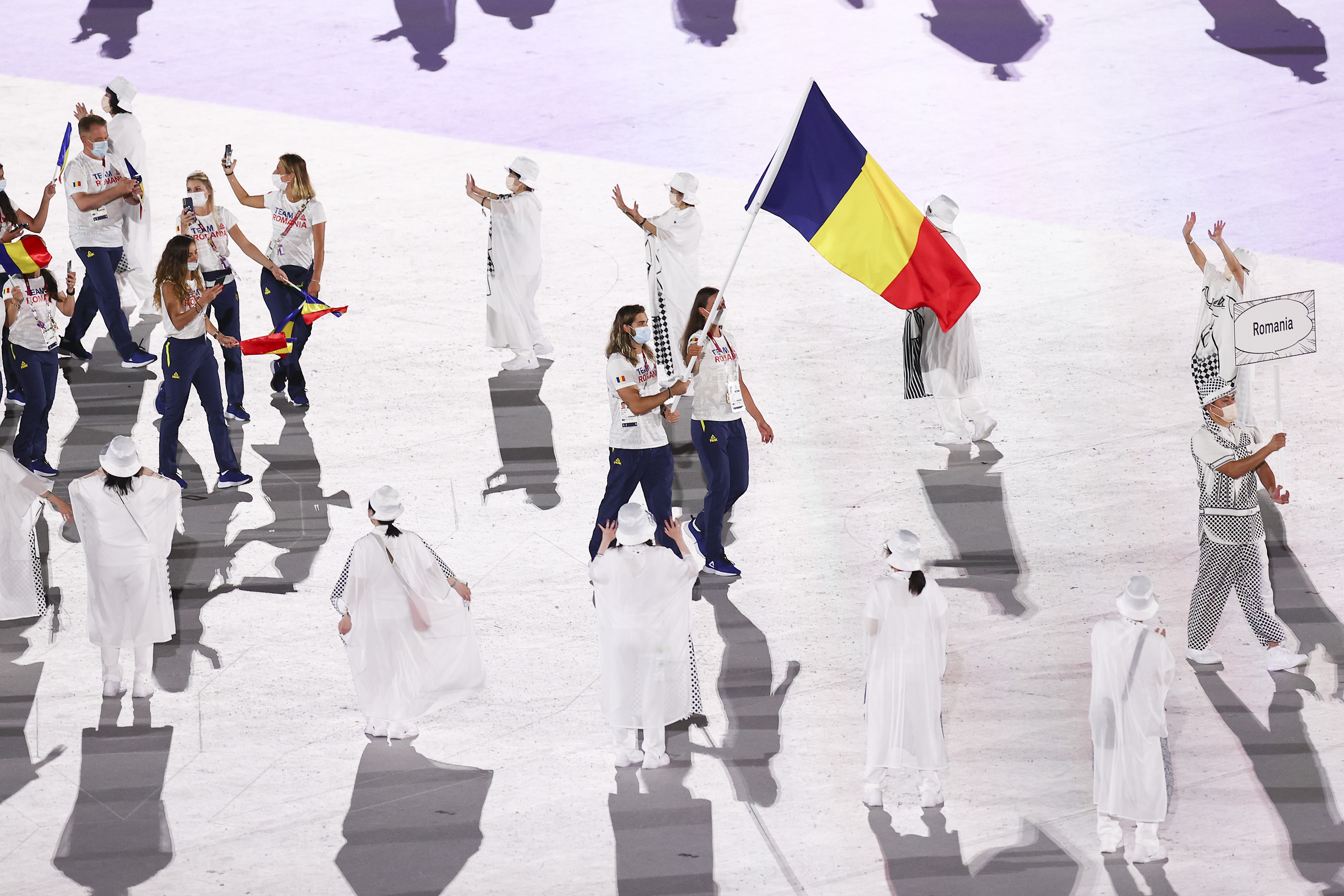 România a defilat la ceremonia de inaugurare a Jocurilor Olimpice! Robert Glință și Simona Radiș au purtat tricolorul