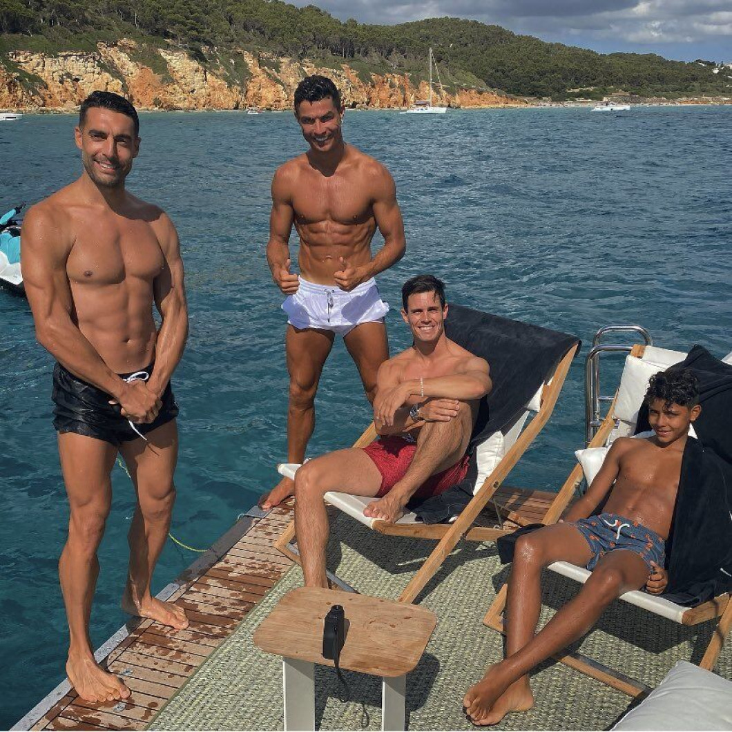 cristiano ronaldo alaturi de prieteni